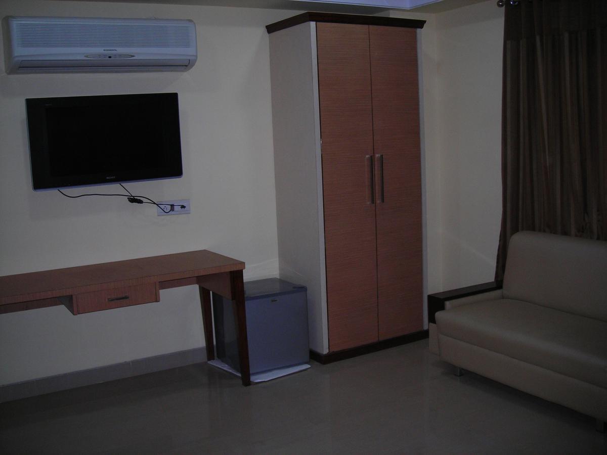 Hotel Dolphin Raipur  ภายนอก รูปภาพ