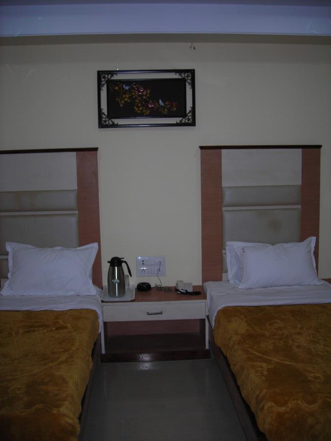 Hotel Dolphin Raipur  ภายนอก รูปภาพ